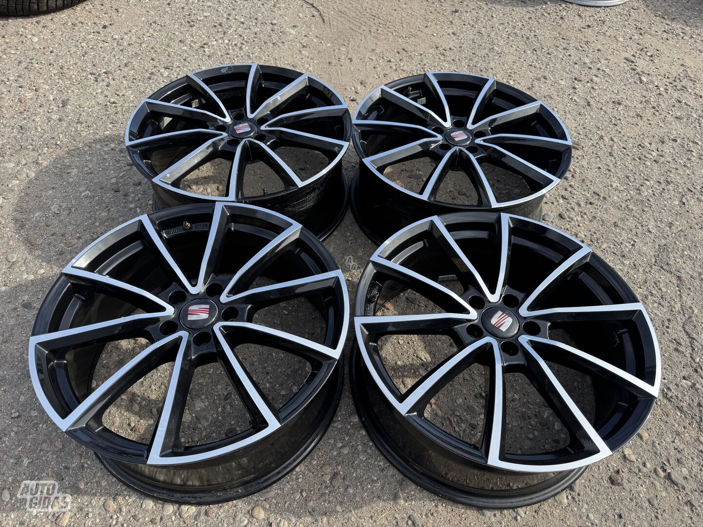 Seat Siunciam, 8J ET45 light alloy R20 rims