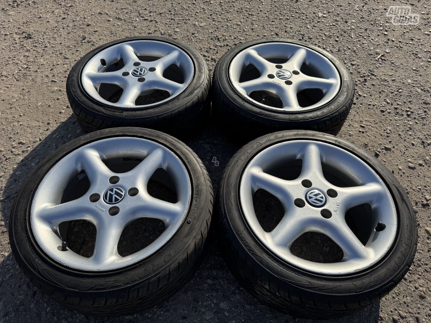 Volkswagen Siunciam, 7J ET35 light alloy R15 rims