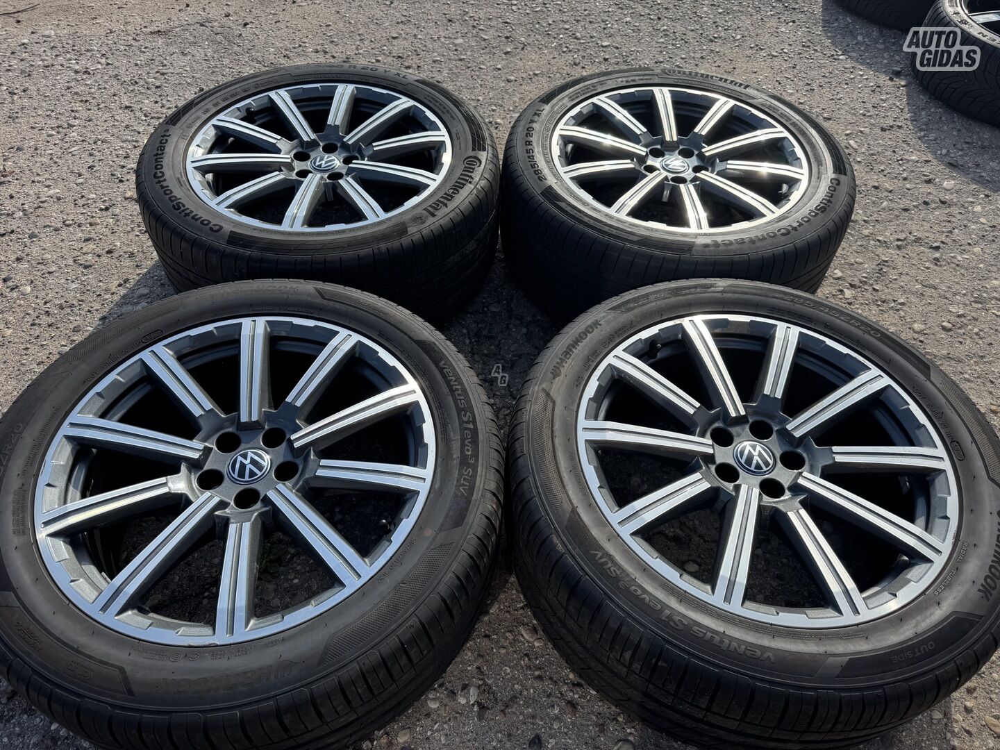 Volkswagen Siunciam, 9J ET33 light alloy R20 rims