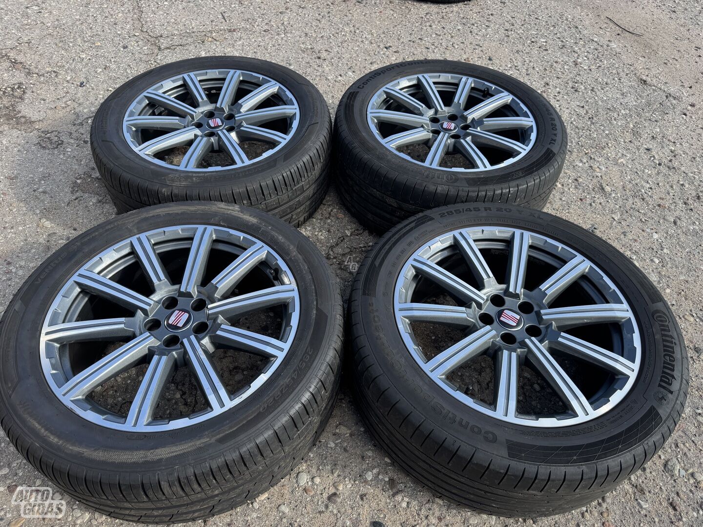 Seat Siunciam, 9J ET33 light alloy R20 rims