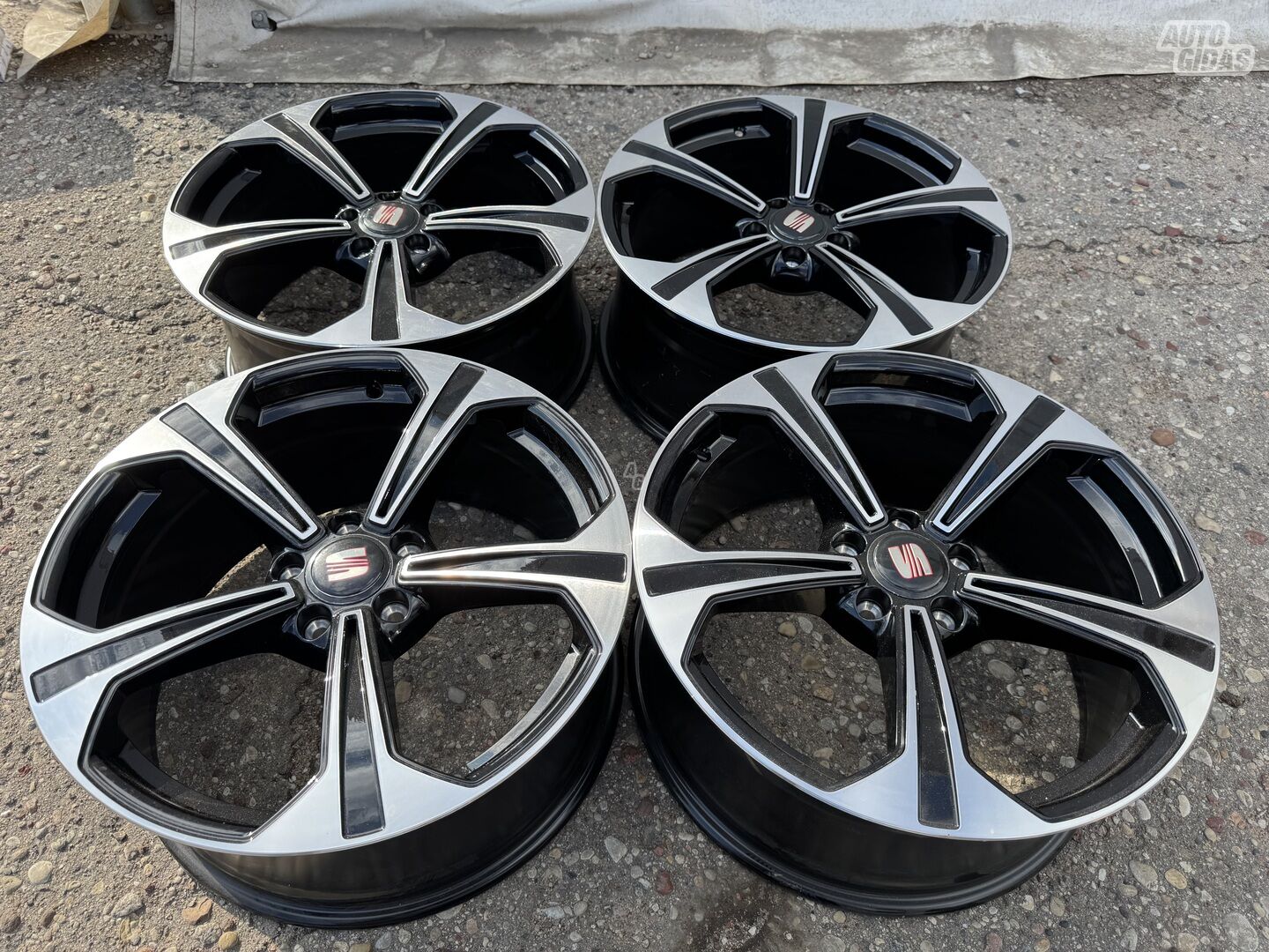 Seat Siunciam, 8.5J ET35 light alloy R19 rims