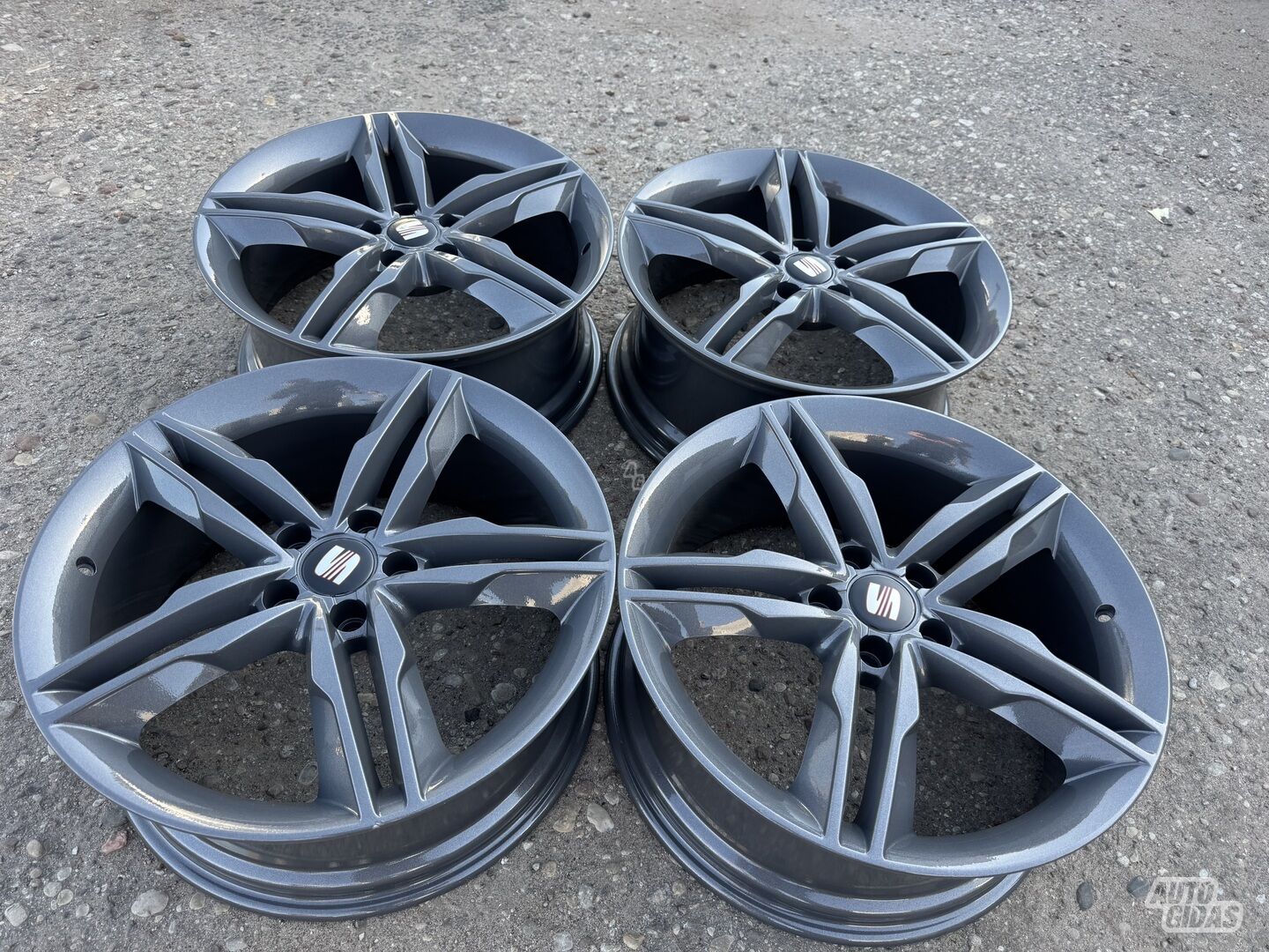 Seat Siunciam, 8J ET45 light alloy R19 rims