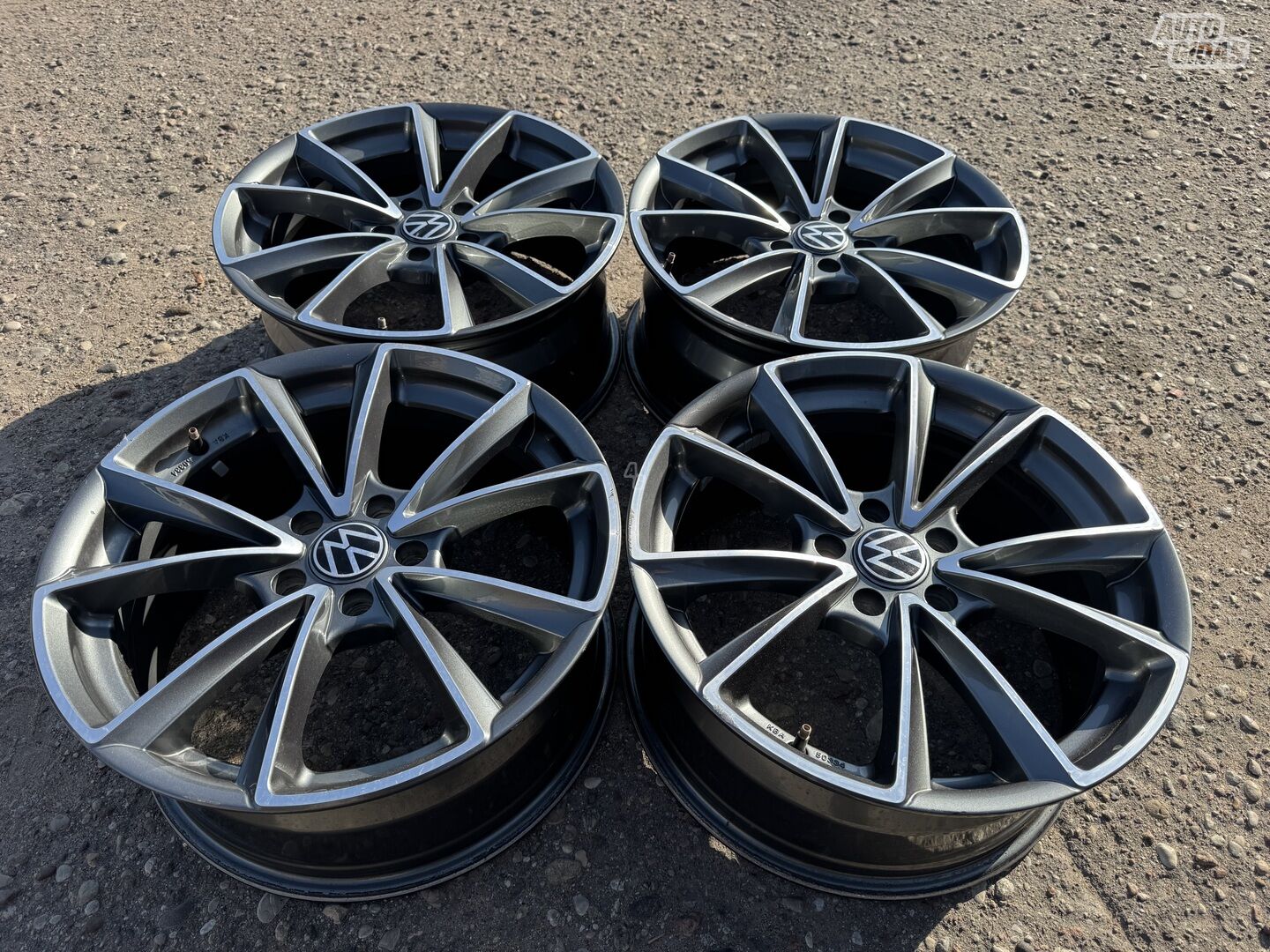 Volkswagen Siunciam, 8J ET35 light alloy R18 rims