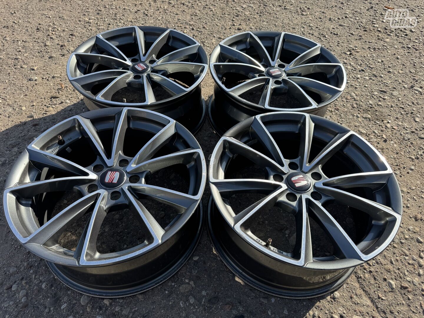 Seat Siunciam, 8J ET35 light alloy R18 rims