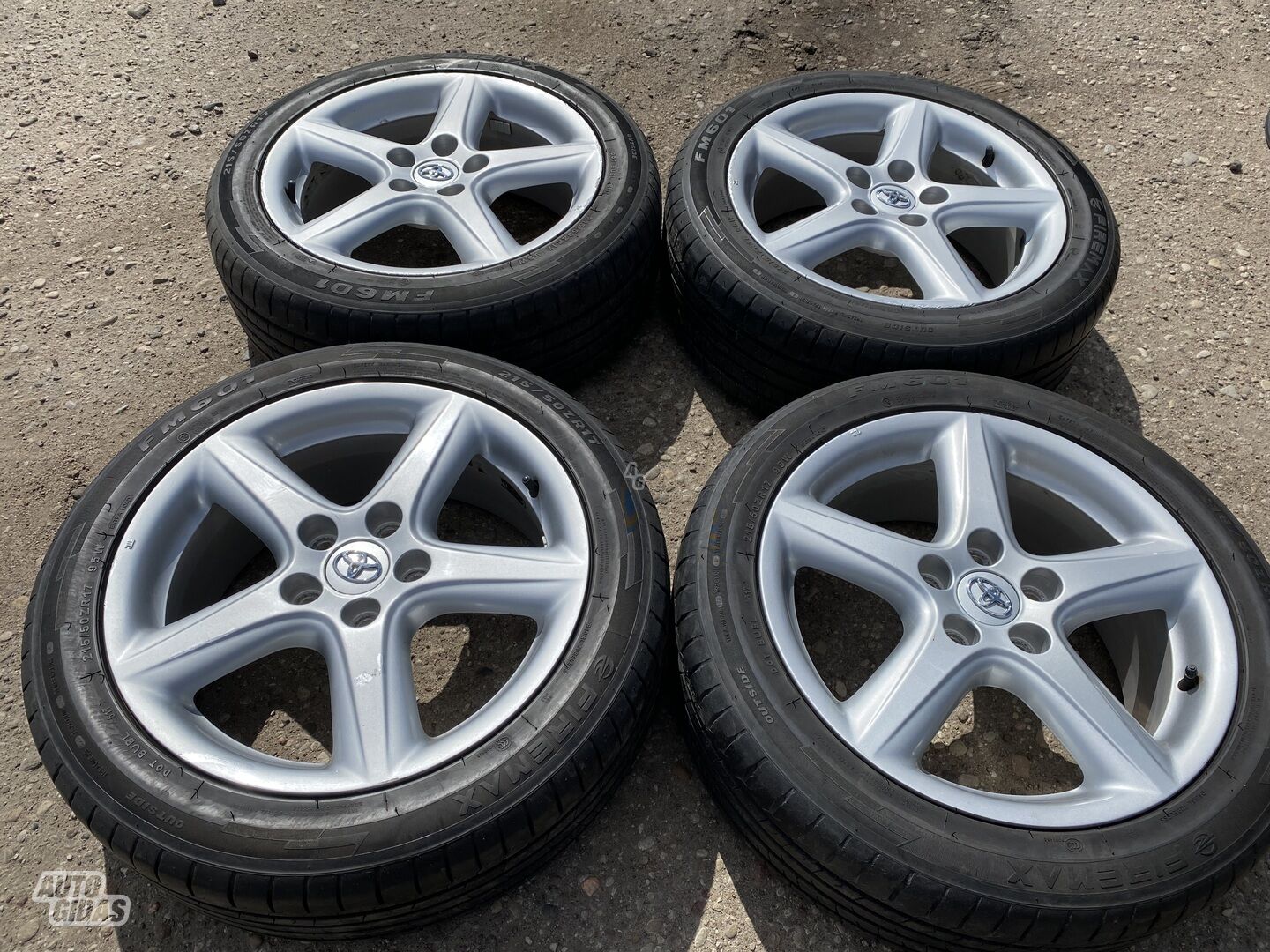 Toyota Siunciam, 7J ET45 light alloy R17 rims