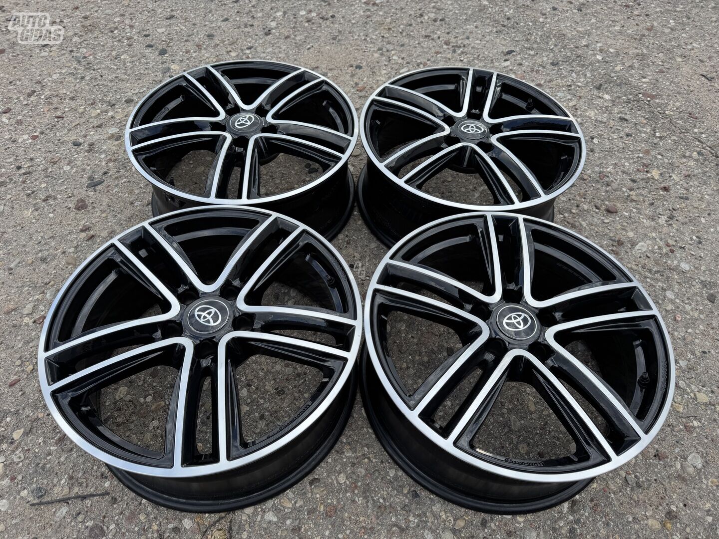 Toyota Siunciam, 7J ET40 light alloy R18 rims