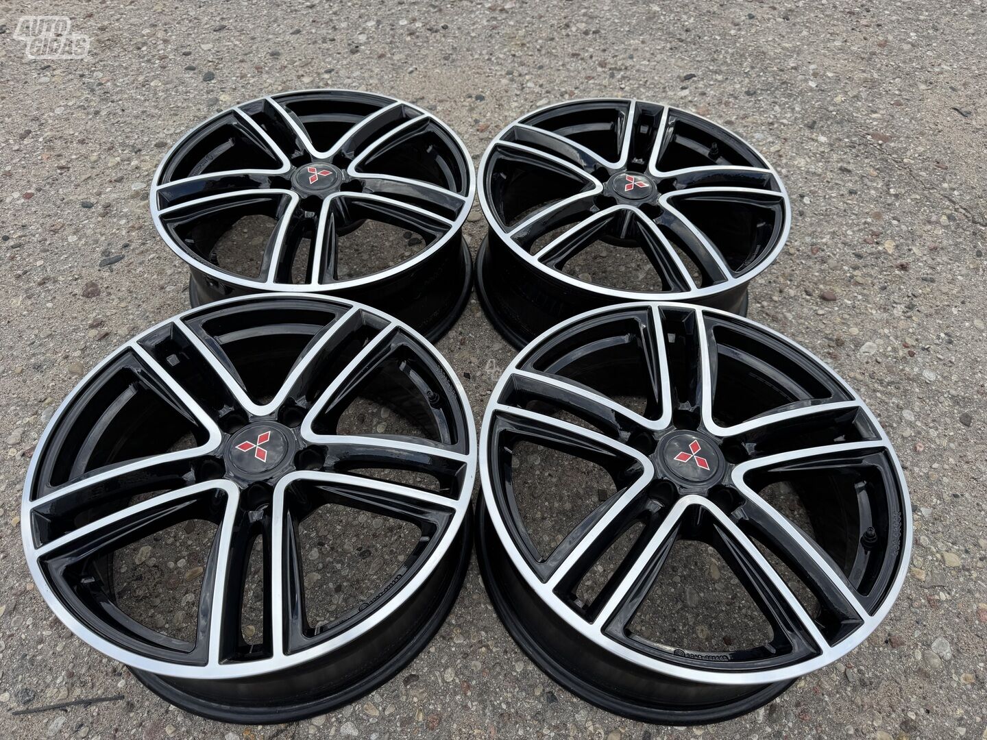 Mitsubishi Siunciam, 7J Et40 light alloy R18 rims