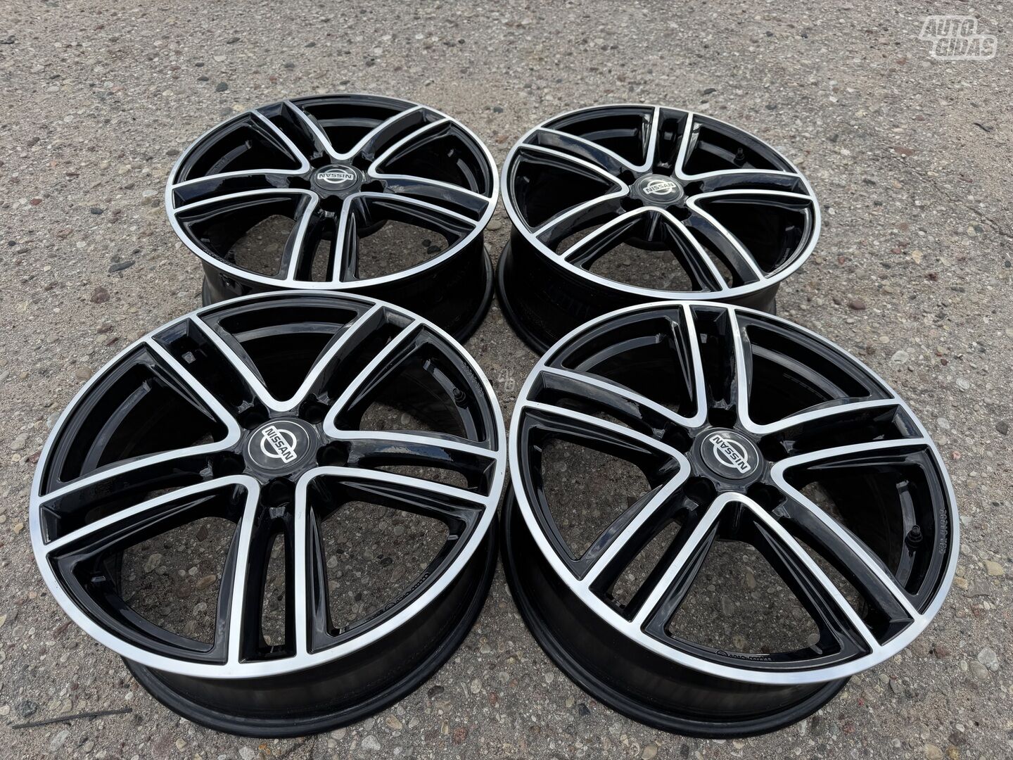 Nissan Siunciam, 7J ET40 light alloy R18 rims