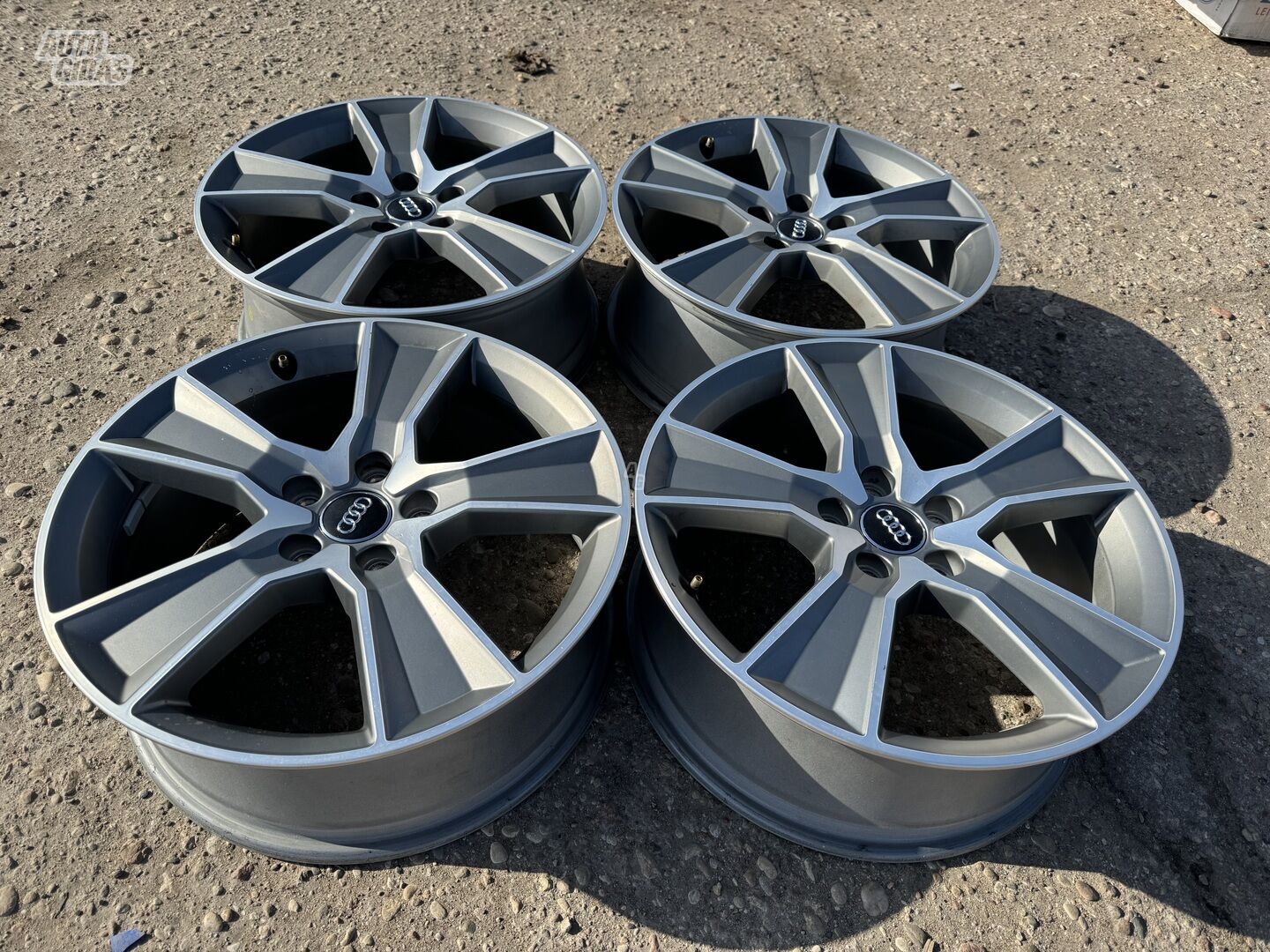 Audi Siunciam, 7J ET40 light alloy R18 rims