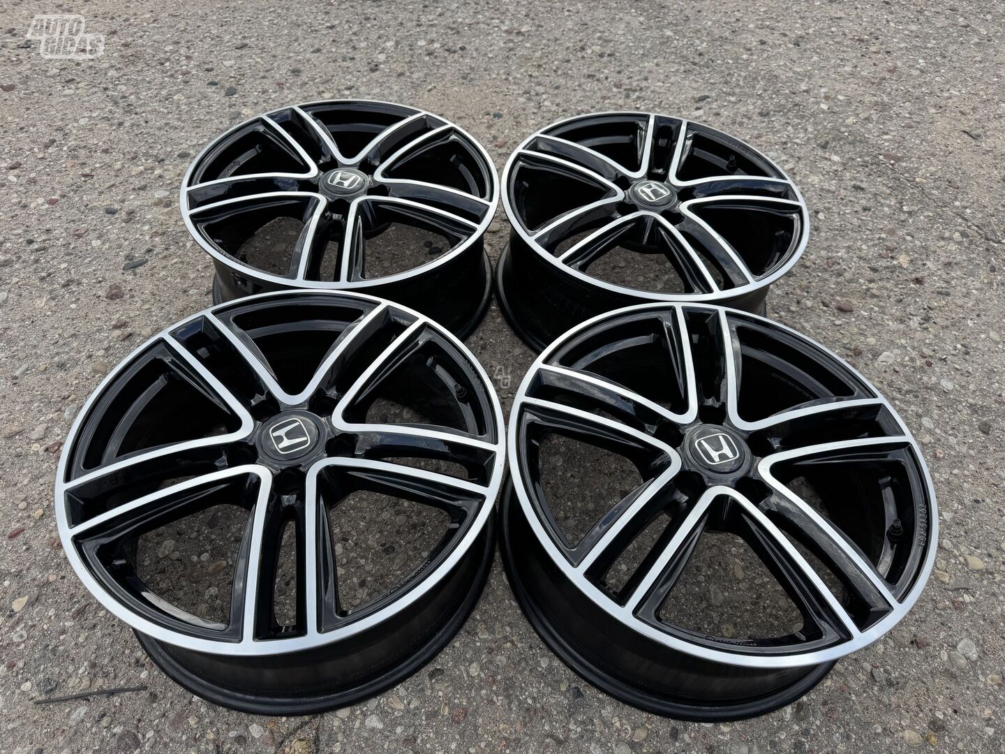 Honda Siunciam, 7J ET40 light alloy R18 rims