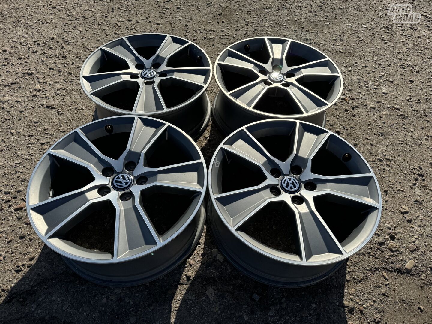 Volkswagen Siunciam, 7J ET40 light alloy R18 rims