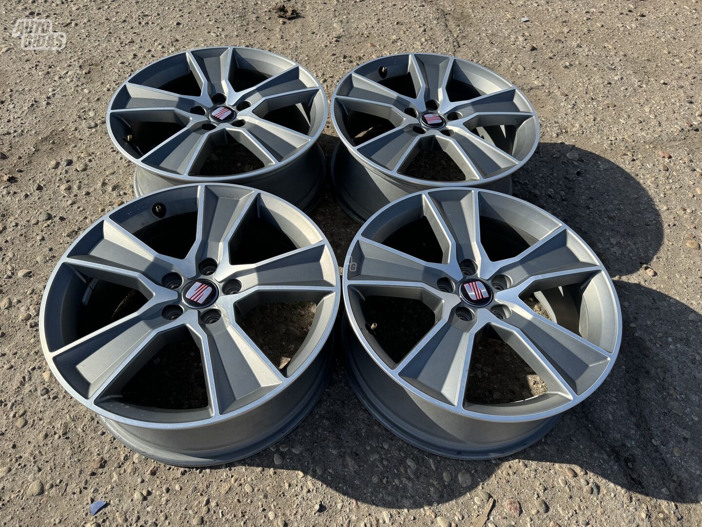 Seat Siunciam, 7J ET40 light alloy R18 rims