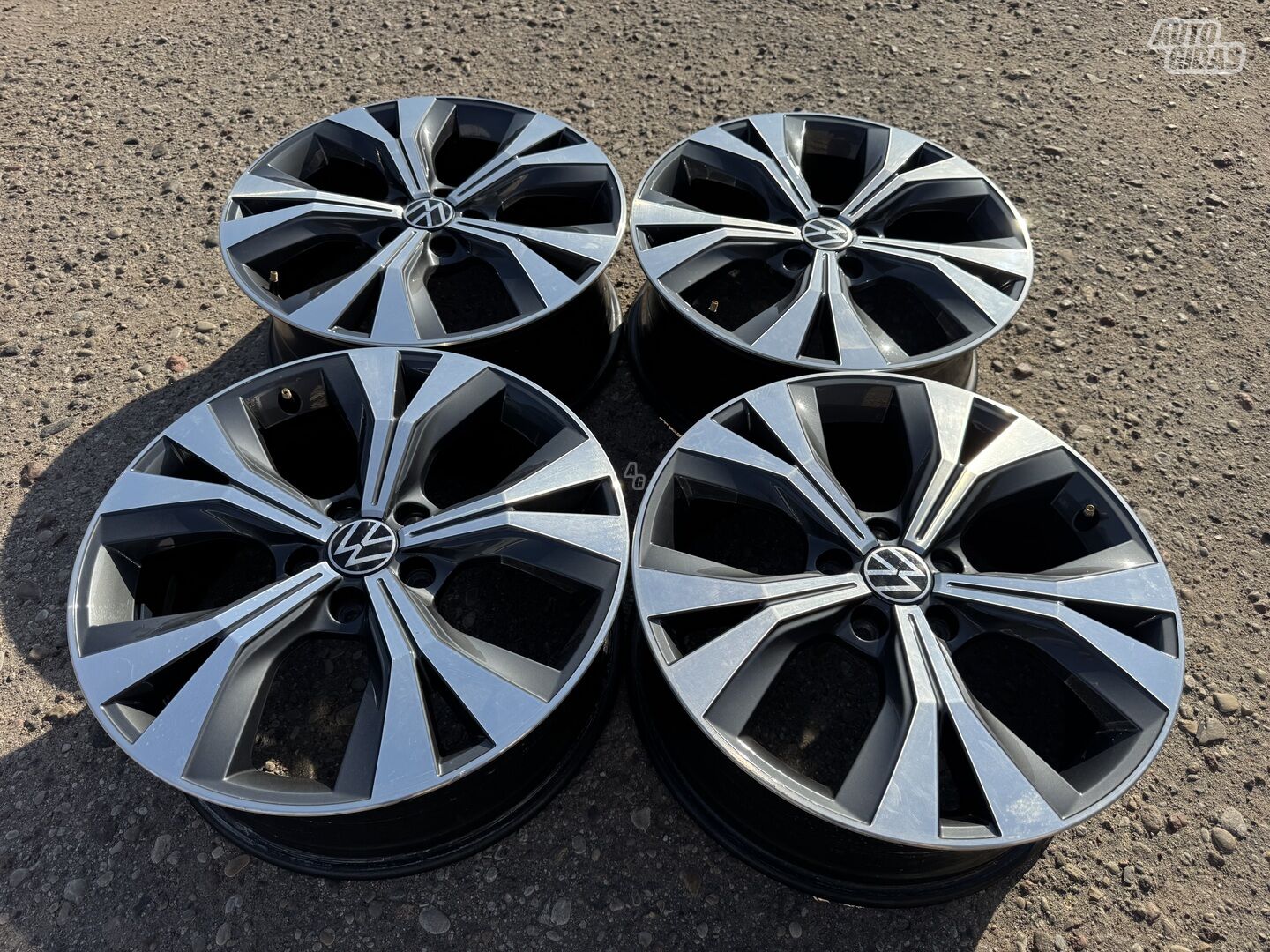 Volkswagen Siunciam, 7J ET45 light alloy R18 rims