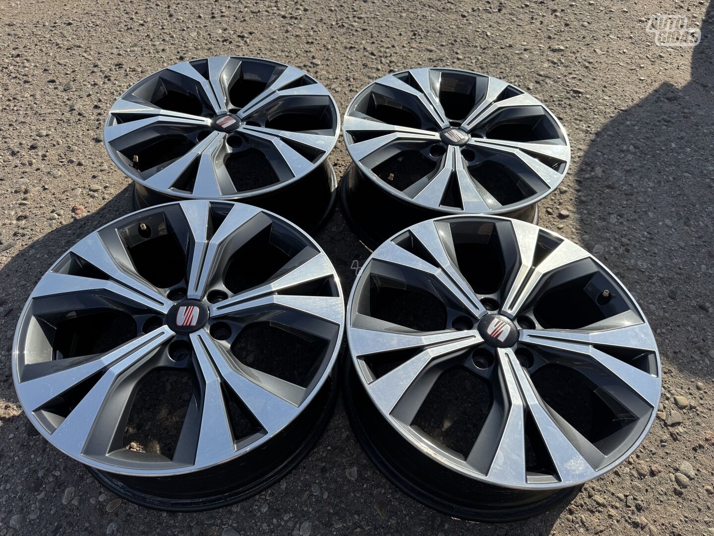 Seat Siunciam, 7J ET45 light alloy R18 rims