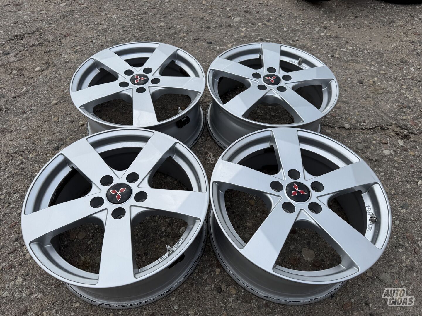 Mitsubishi Siunciam, 7J ET40 light alloy R17 rims