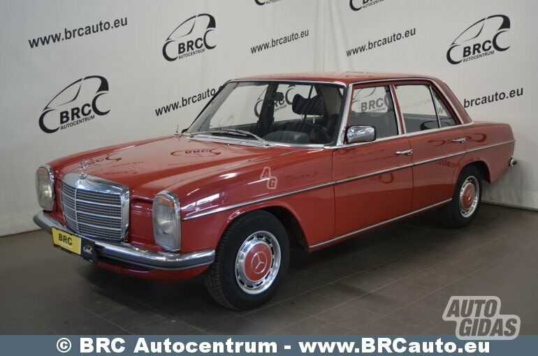 Mercedes-Benz 200 1975 y Sedan