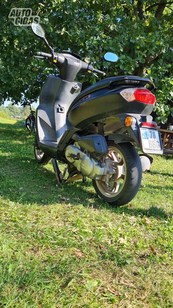 Peugeot Kisbee 2012 y Scooter / moped