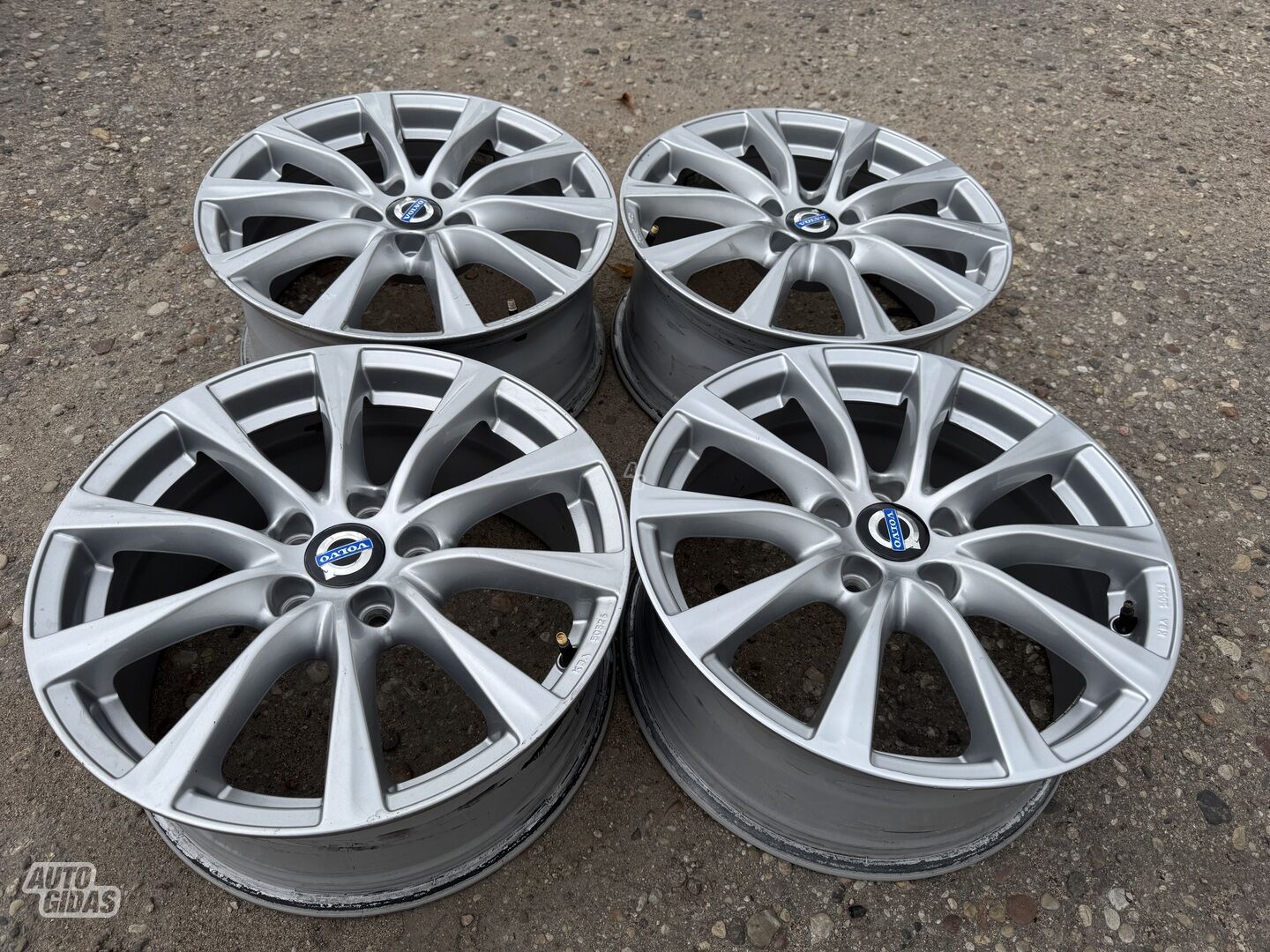 Volvo Siunciam, 7.5J ET45 light alloy R17 rims