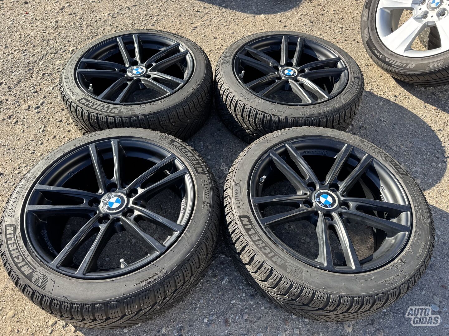 BMW Siunciam, 7.5J ET43 light alloy R17 rims