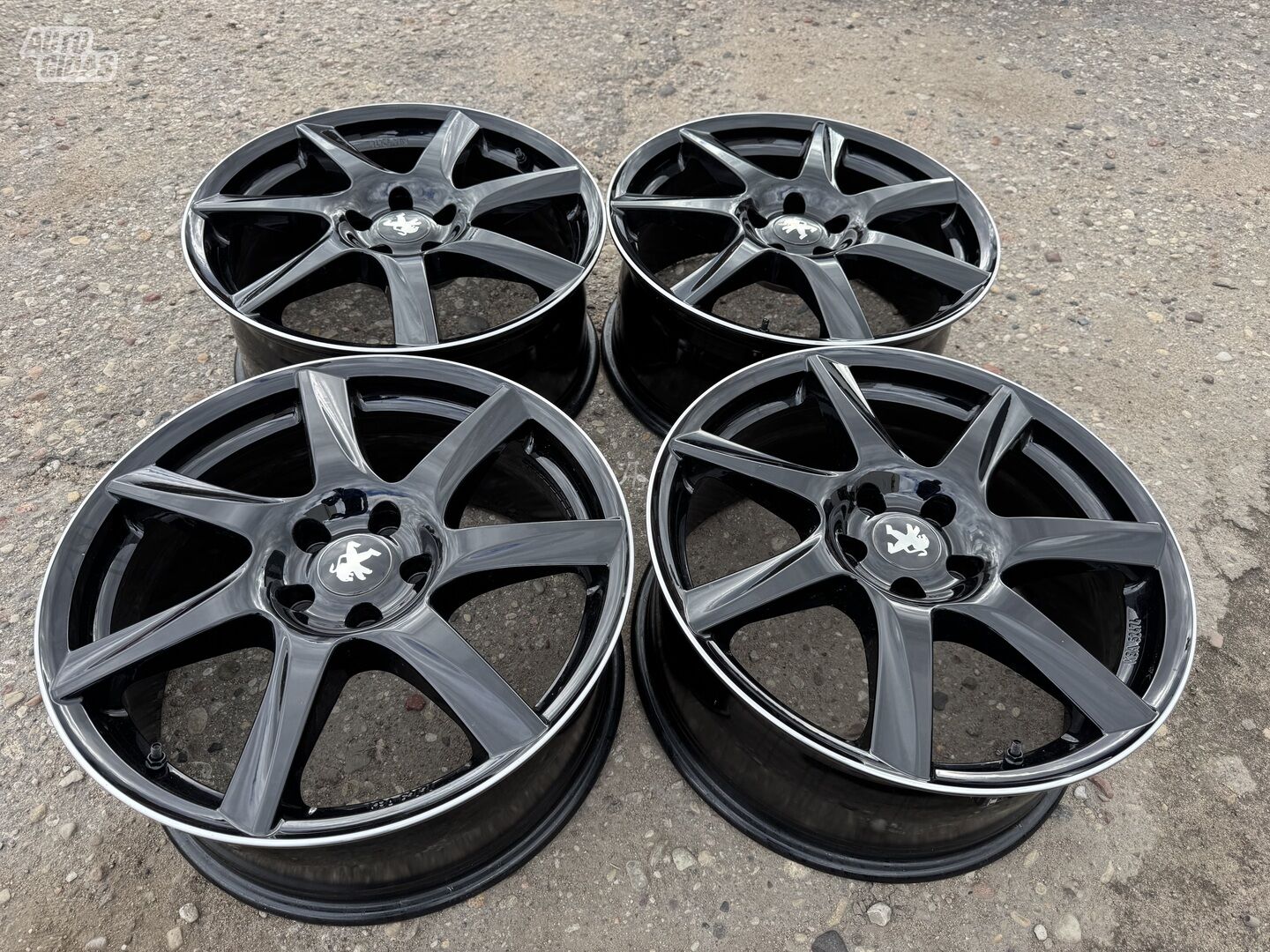 Peugeot Siunciam, 8J ET45 light alloy R18 rims