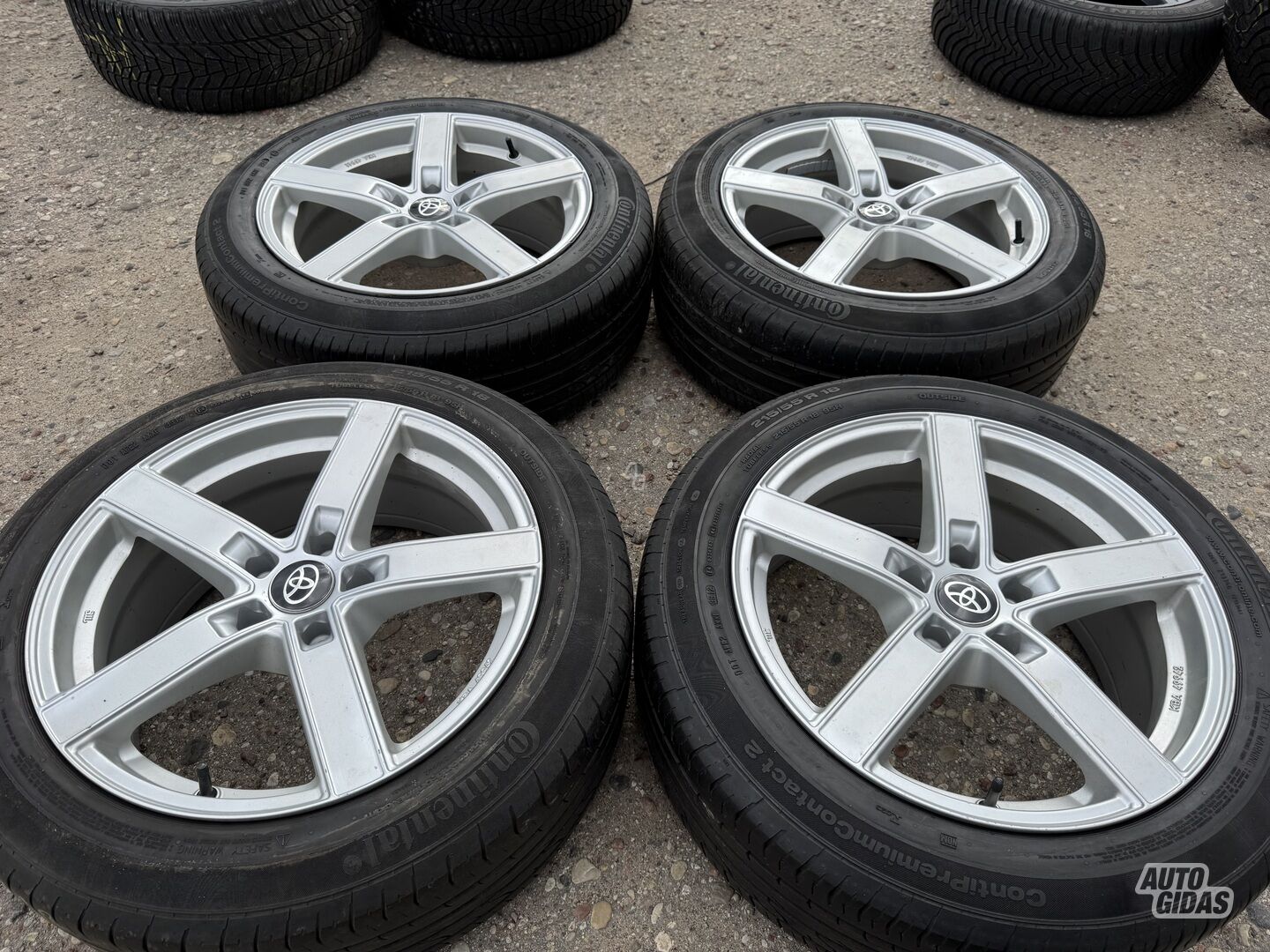 Toyota Siunciam, 8J ET35 light alloy R18 rims