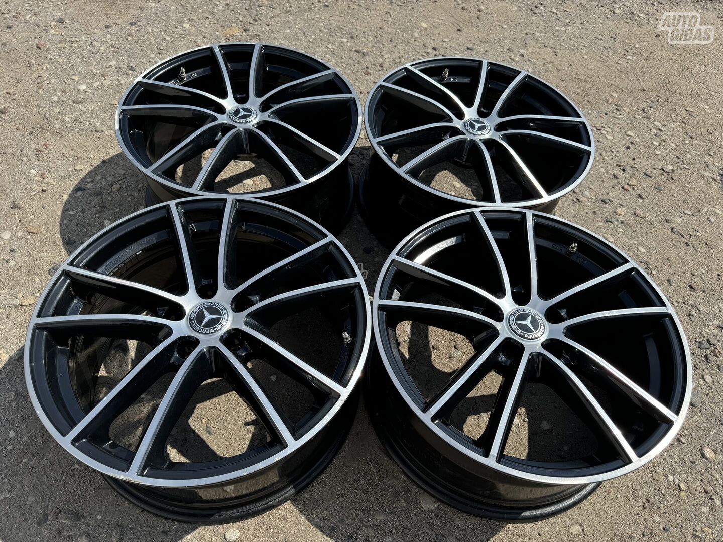 Mercedes-Benz Siunciam, 8J ET40 light alloy R18 rims