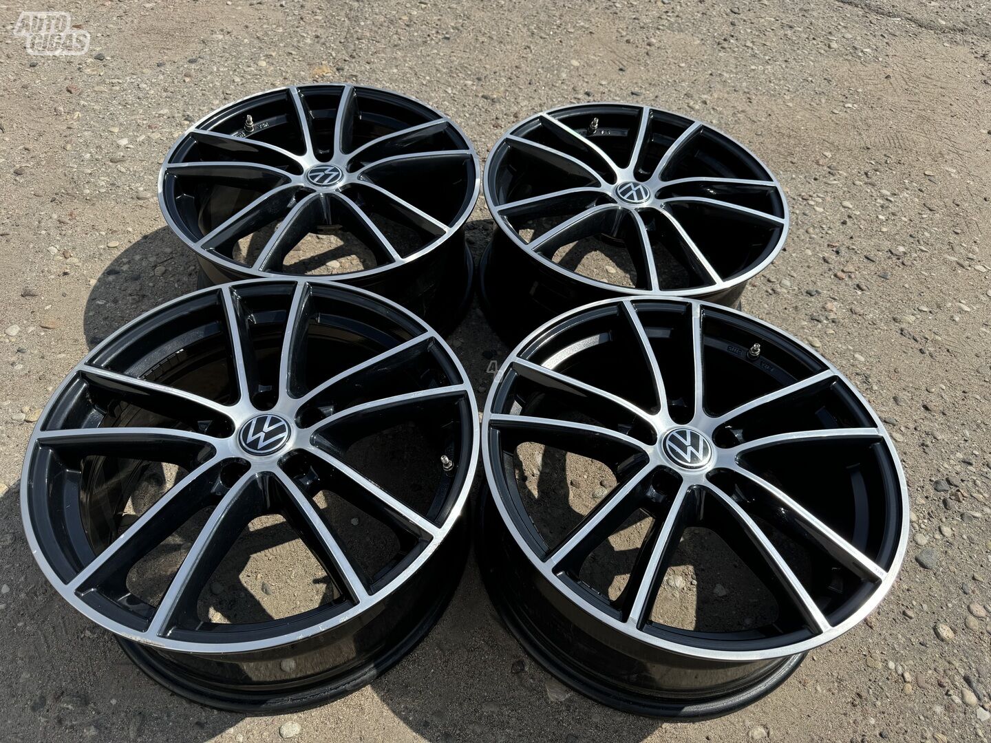 Volkswagen Siunciam, 8J Et40 light alloy R18 rims