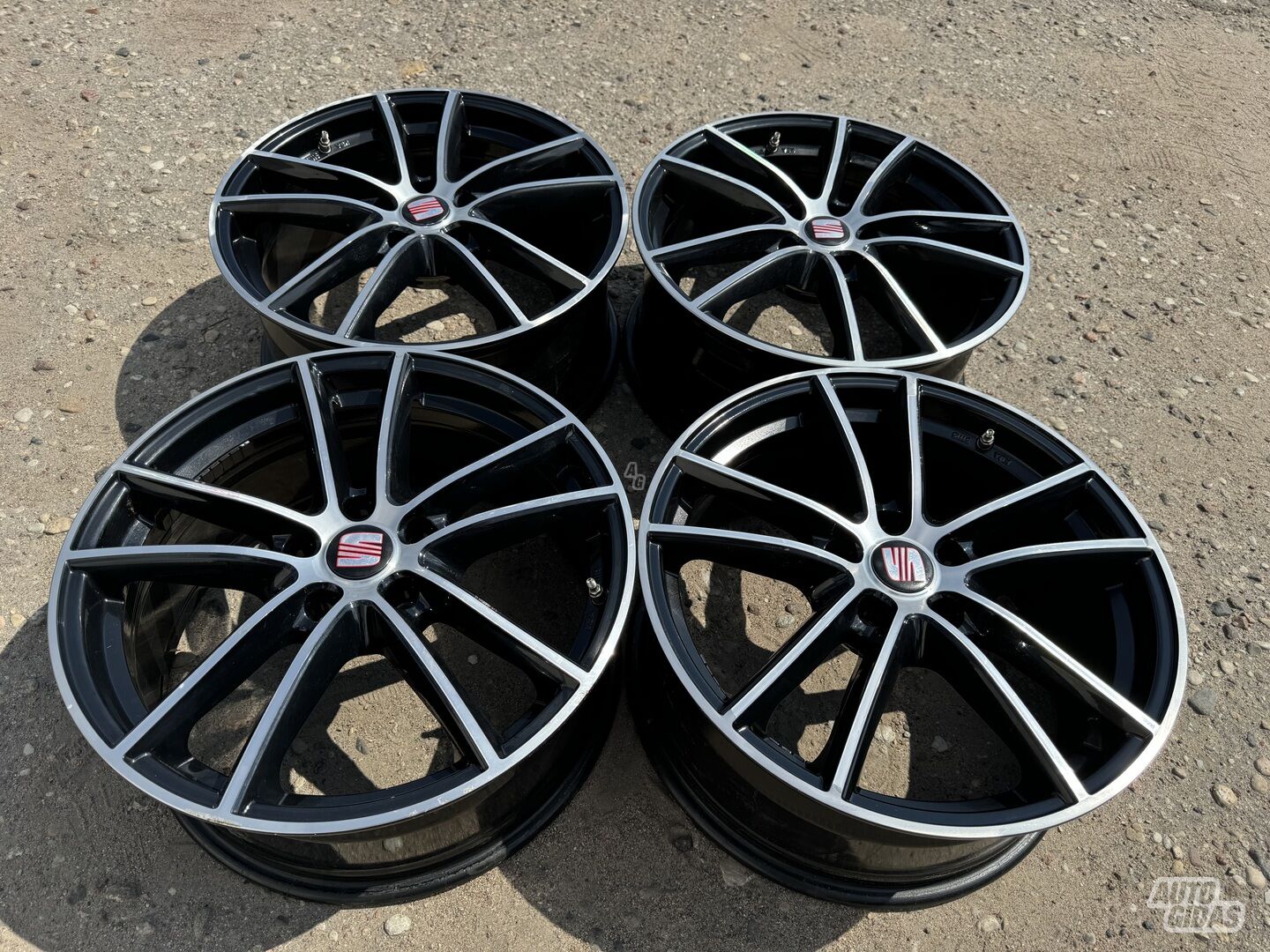 Seat Siunciam, 8J ET40 light alloy R18 rims