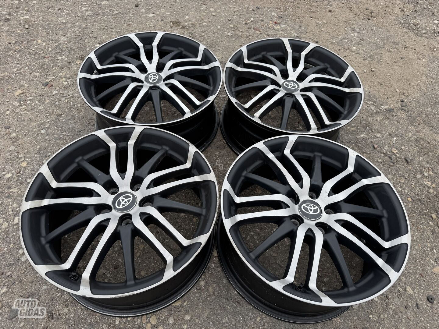 Toyota Siunciam, 8J ET50 light alloy R18 rims