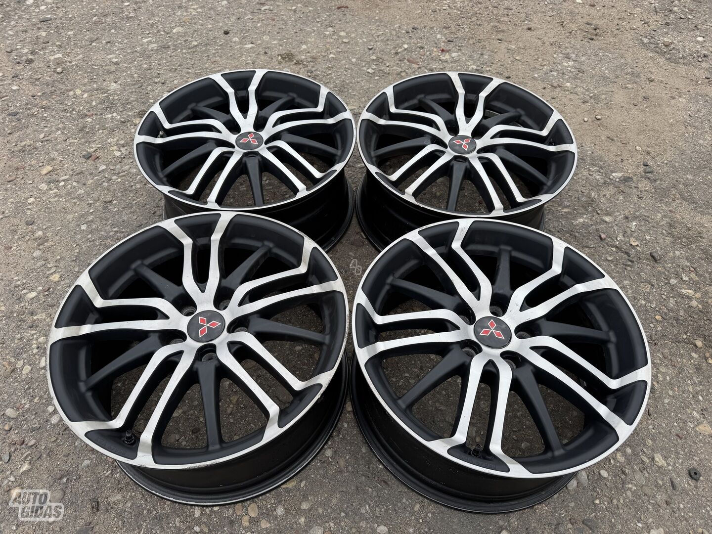 Mitsubishi Siunciam, 8J ET50 light alloy R18 rims