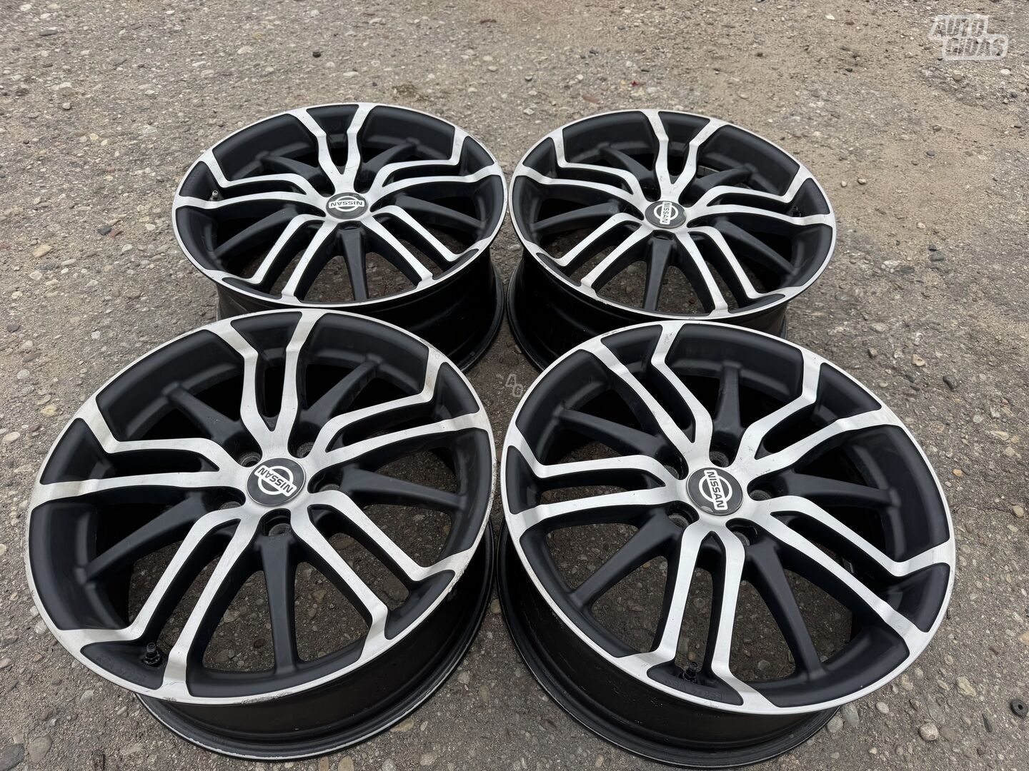 Nissan Siunciam, 8J ET50 light alloy R18 rims