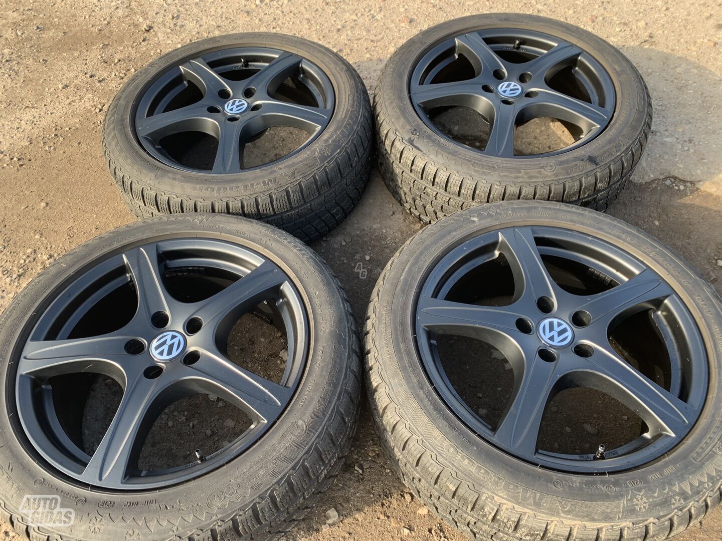 Volkswagen Siunciam, 7J ET37 light alloy R17 rims