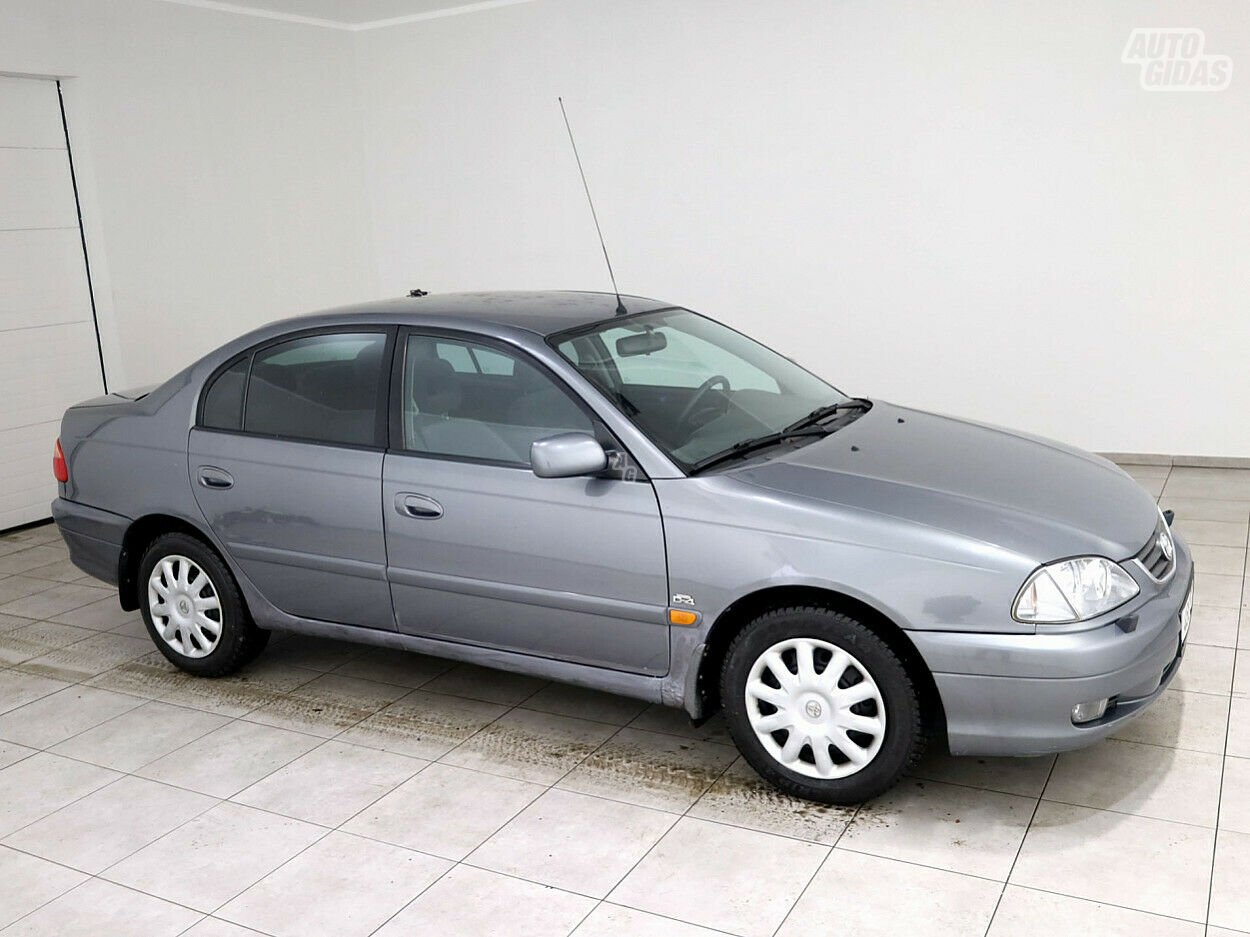 Toyota Avensis 2002 y Sedan