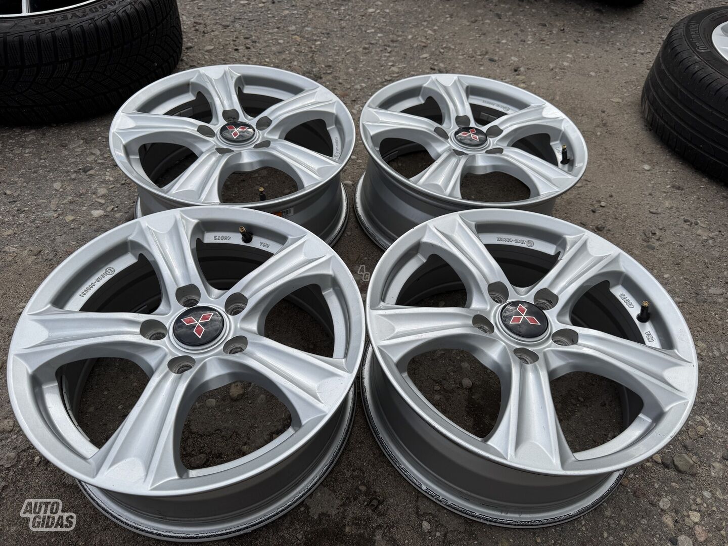 Mitsubishi Siunciam, 6.5J ET45 light alloy R16 rims