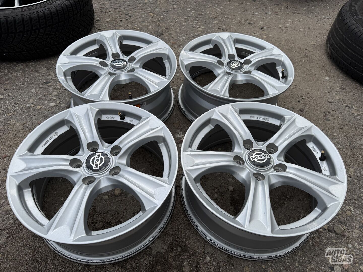 Nissan Siunciam, 6.5J ET45 light alloy R16 rims