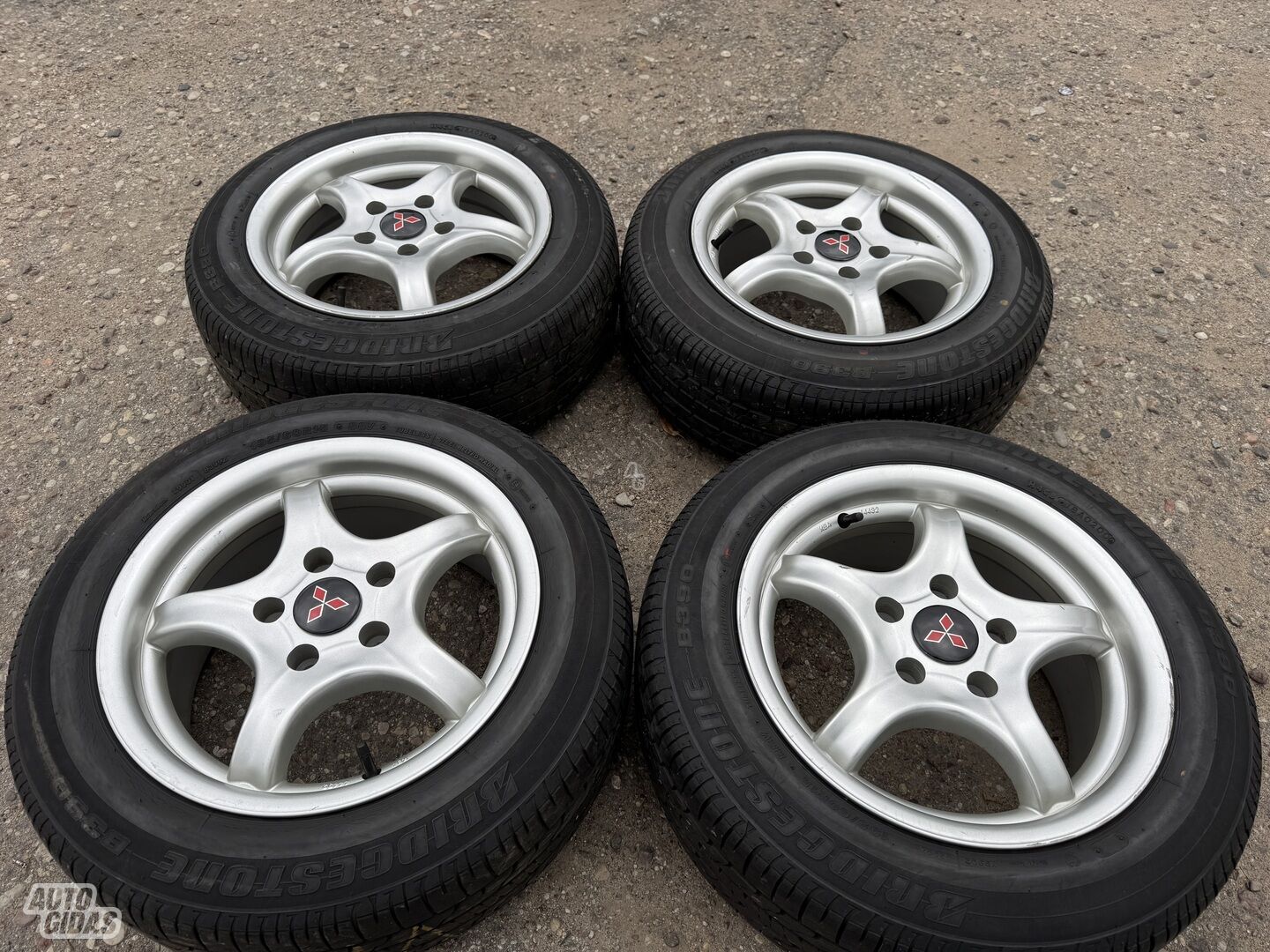 Mitsubishi Siunciam, 7J ET35 light alloy R15 rims