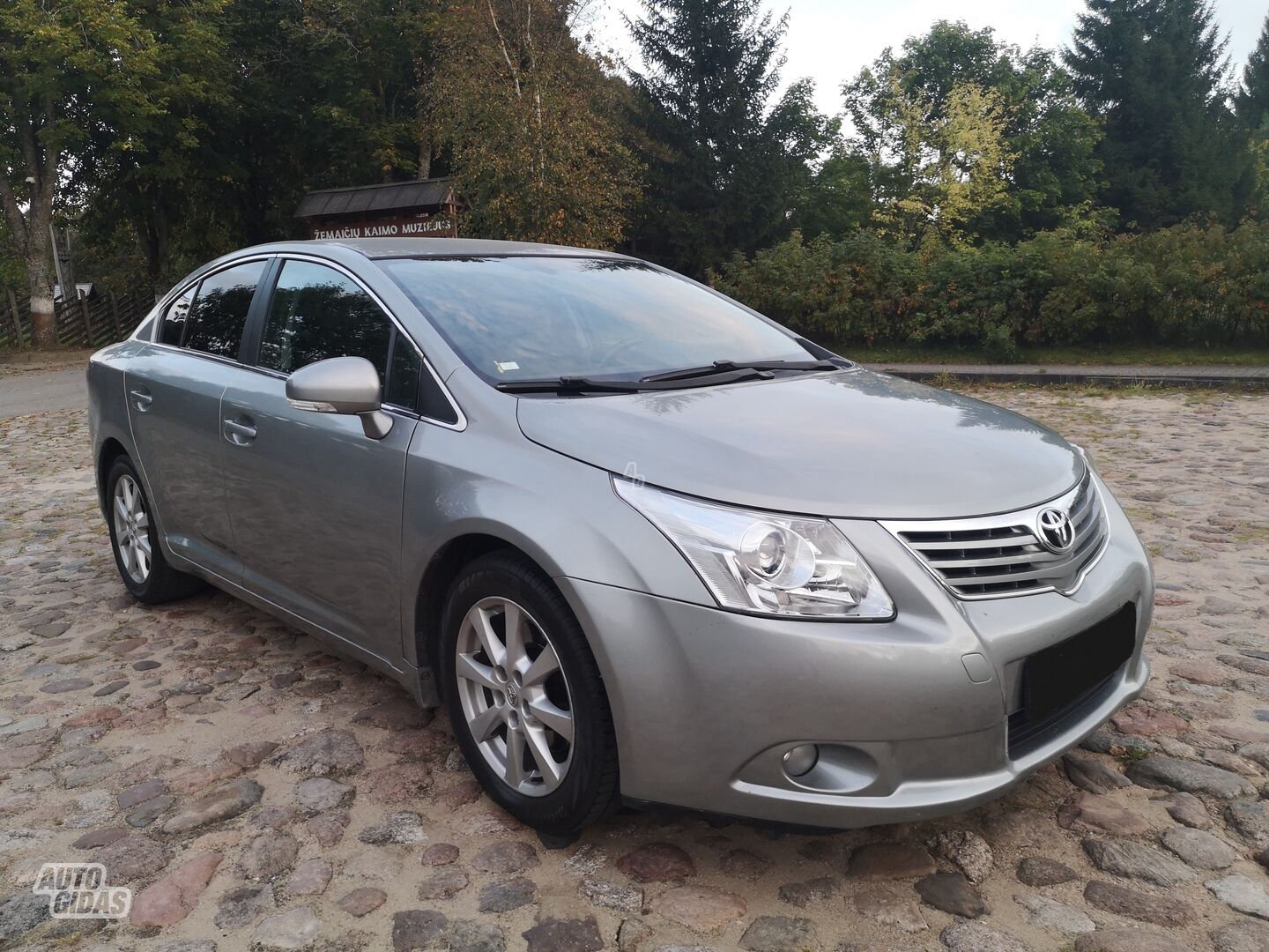 Toyota Avensis 2010 y Sedan