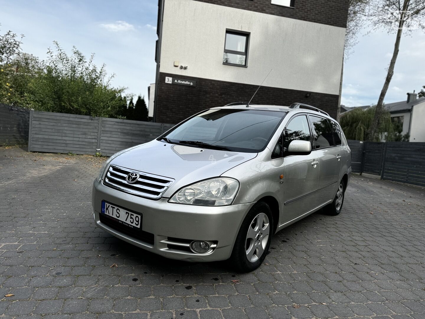 Toyota Avensis Verso 2005 y Off-road / Crossover