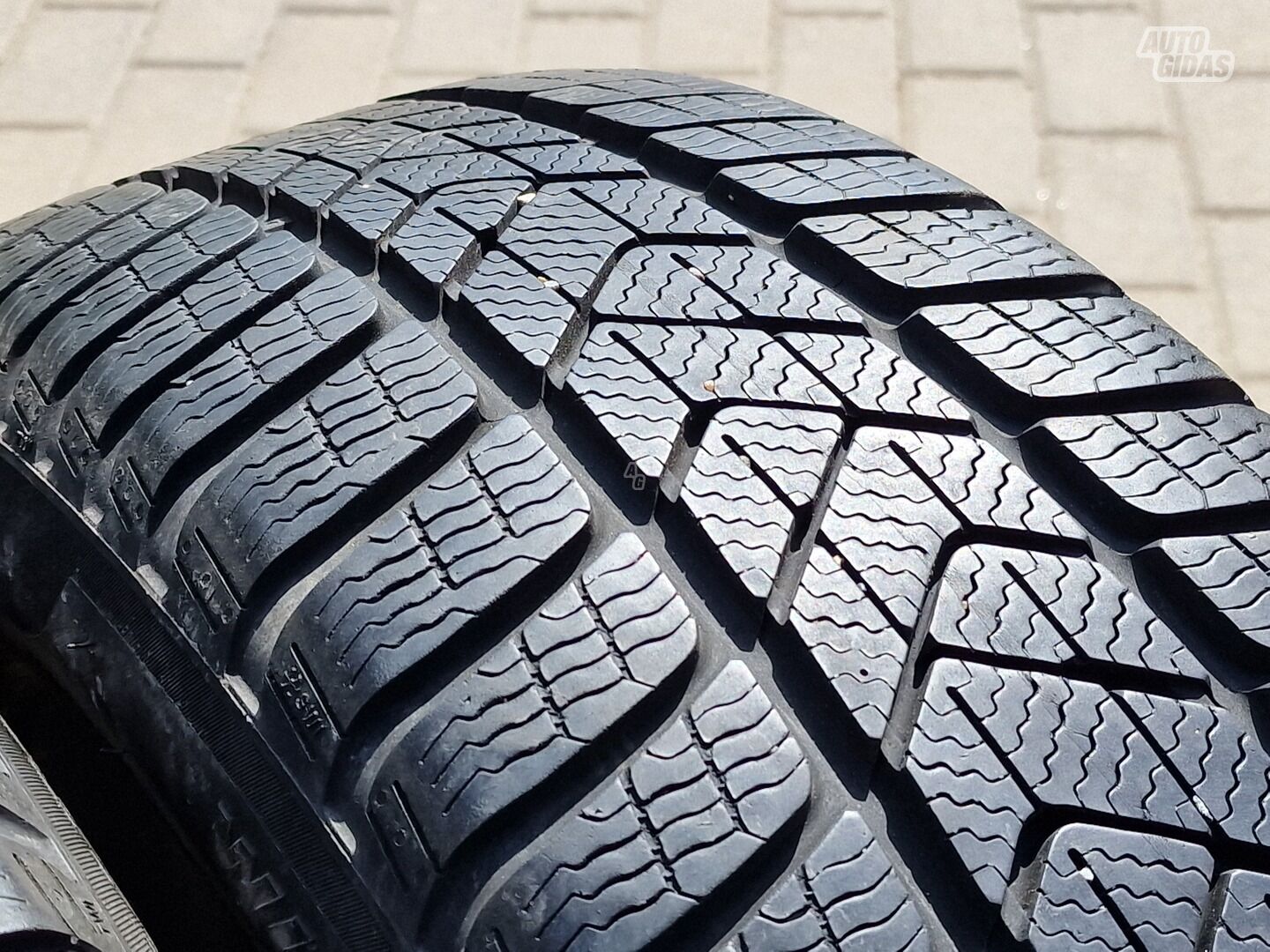 Pirelli Winter SOTTO ZERO 3 R18 зимние шины для автомобилей