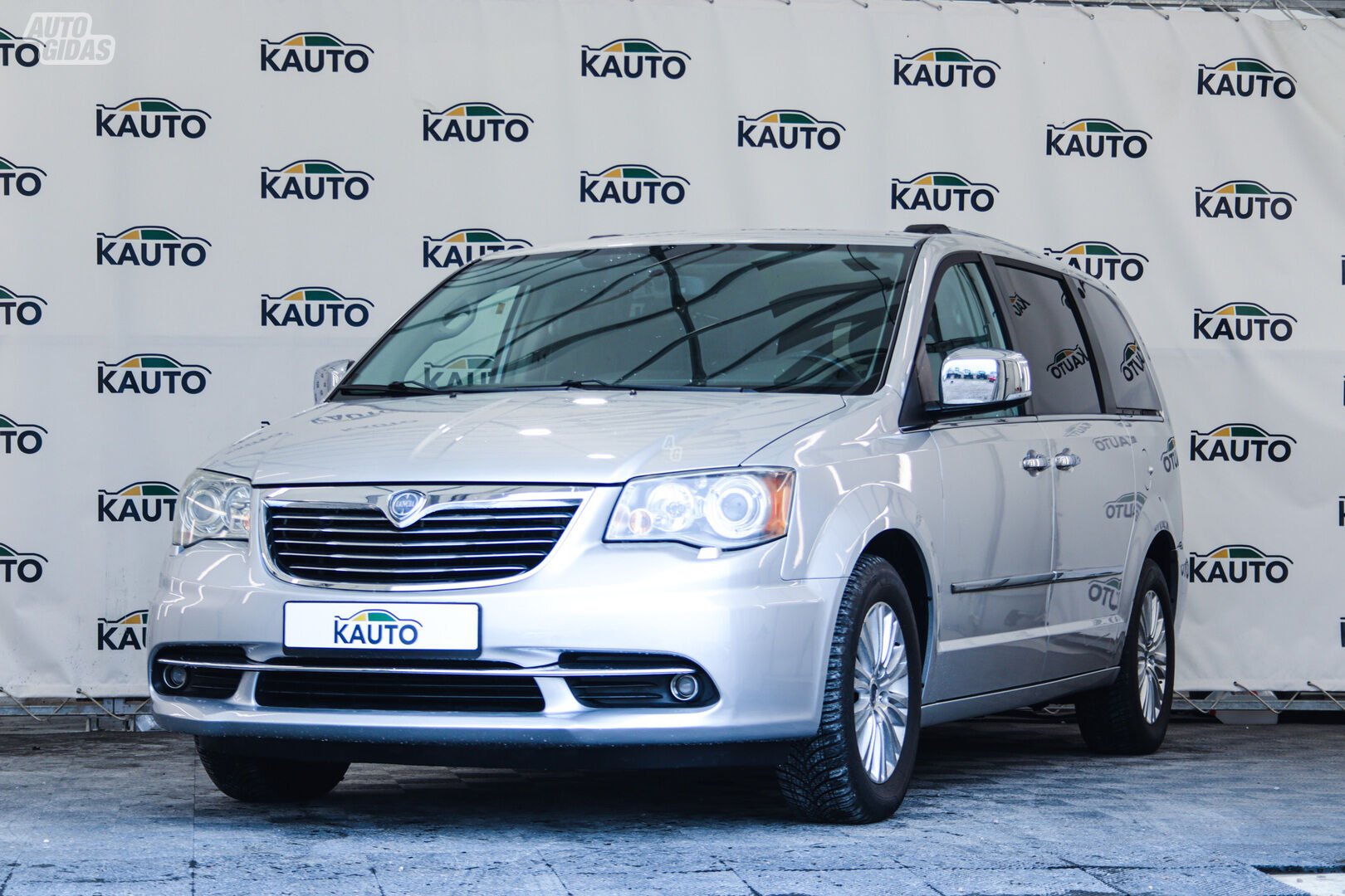 Lancia Voyager 2012 г Минивэн