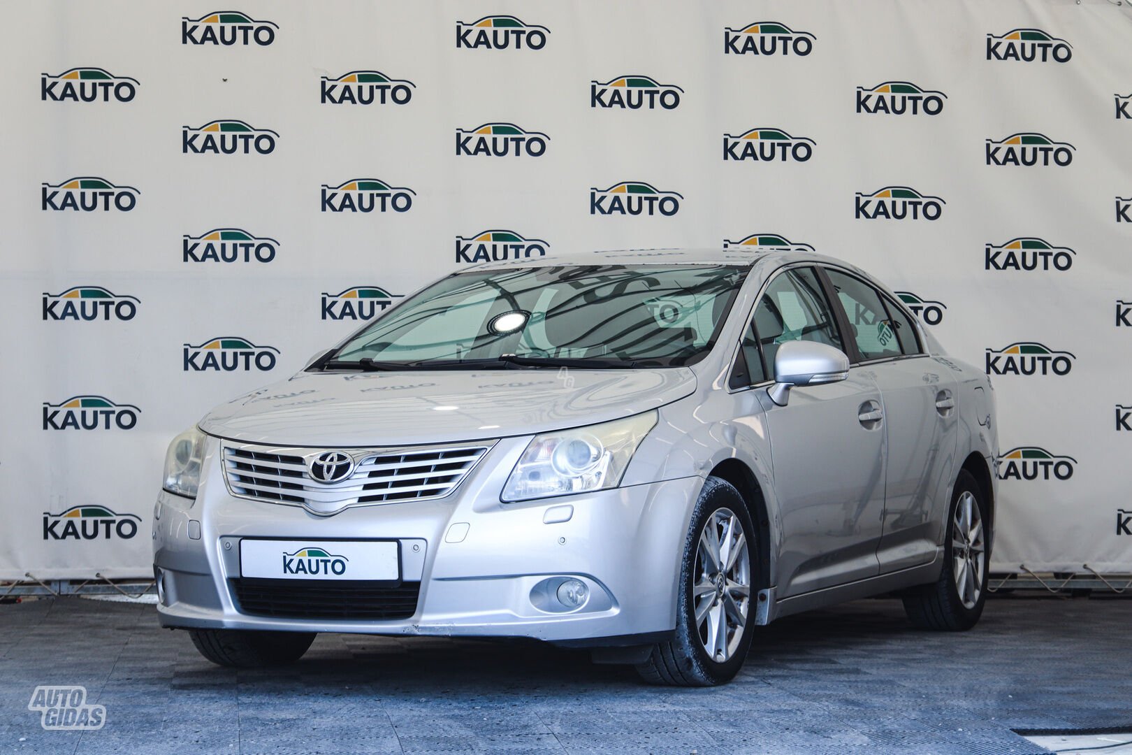 Toyota Avensis 2012 г Седан