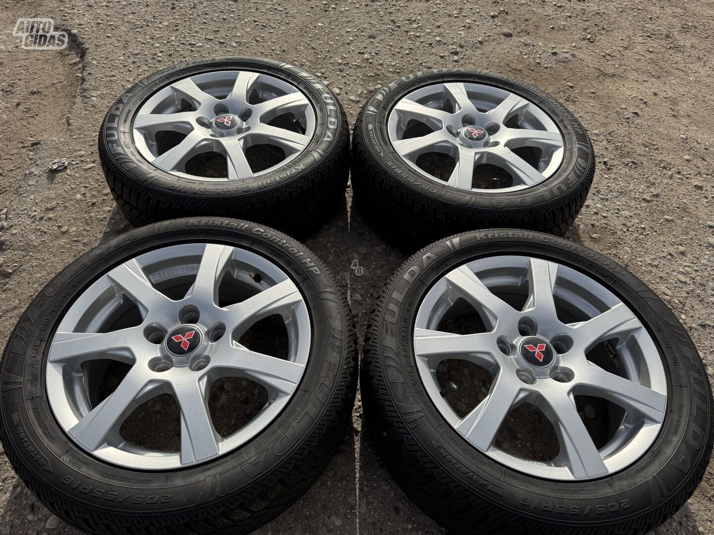 Mitsubishi Siunciam, 6.5J ET50 light alloy R16 rims