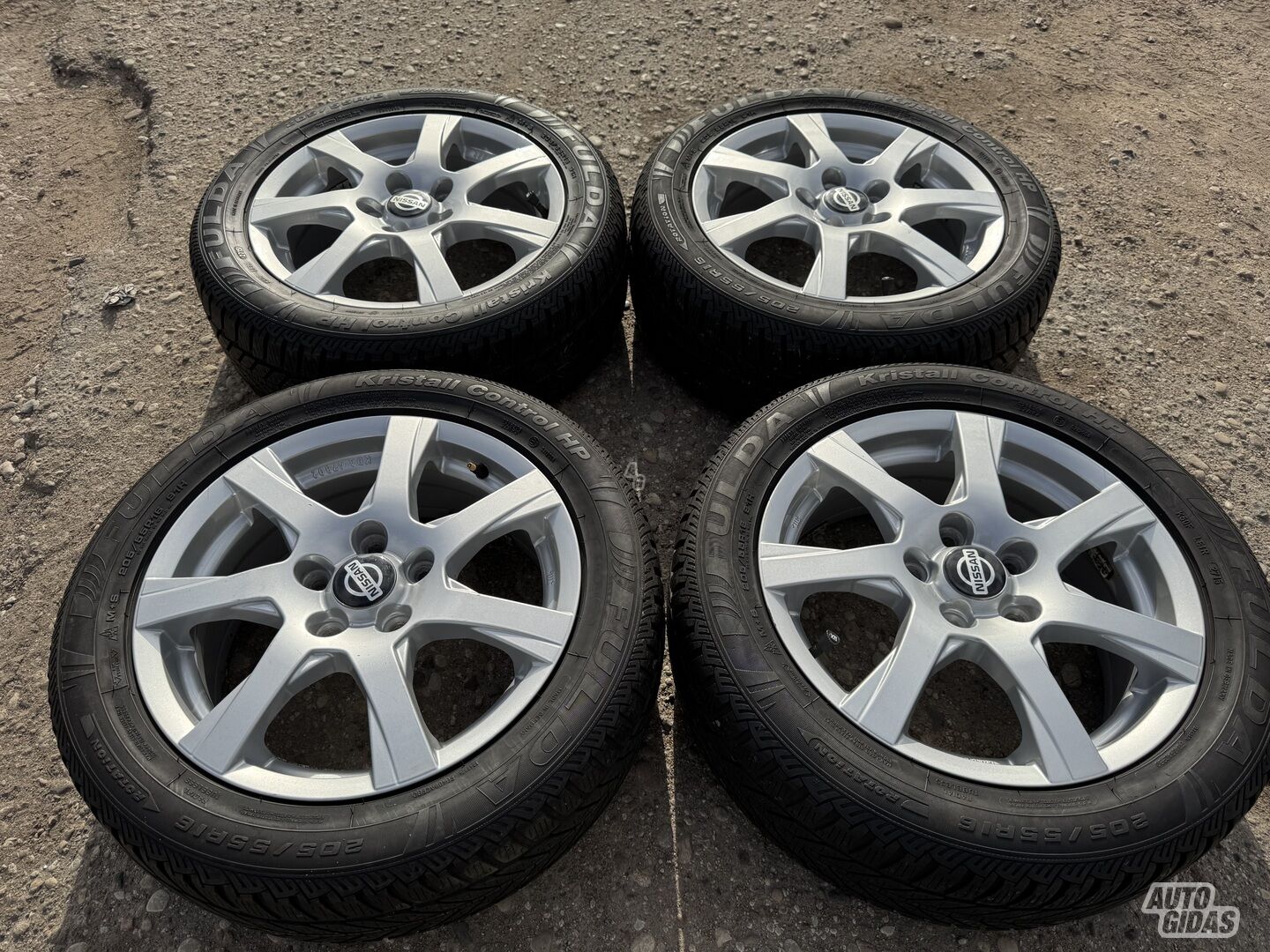 Nissan Siunciam, 6.5J ET50 light alloy R16 rims