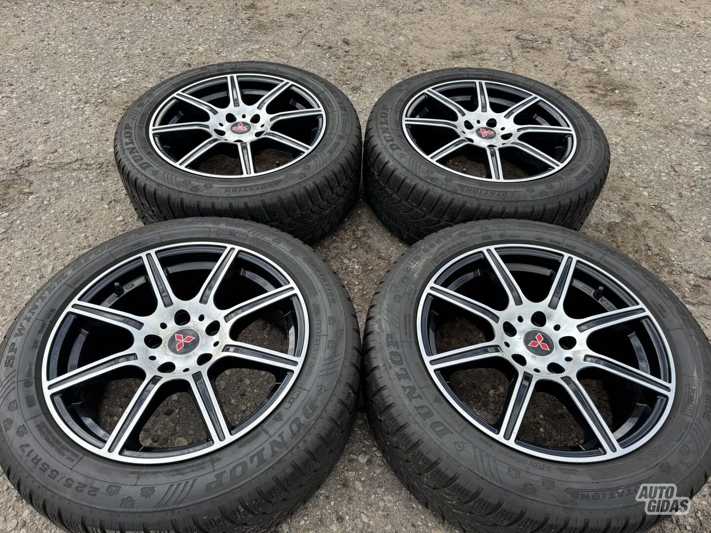 Mitsubishi Siunciam, 8J ET40 light alloy R17 rims