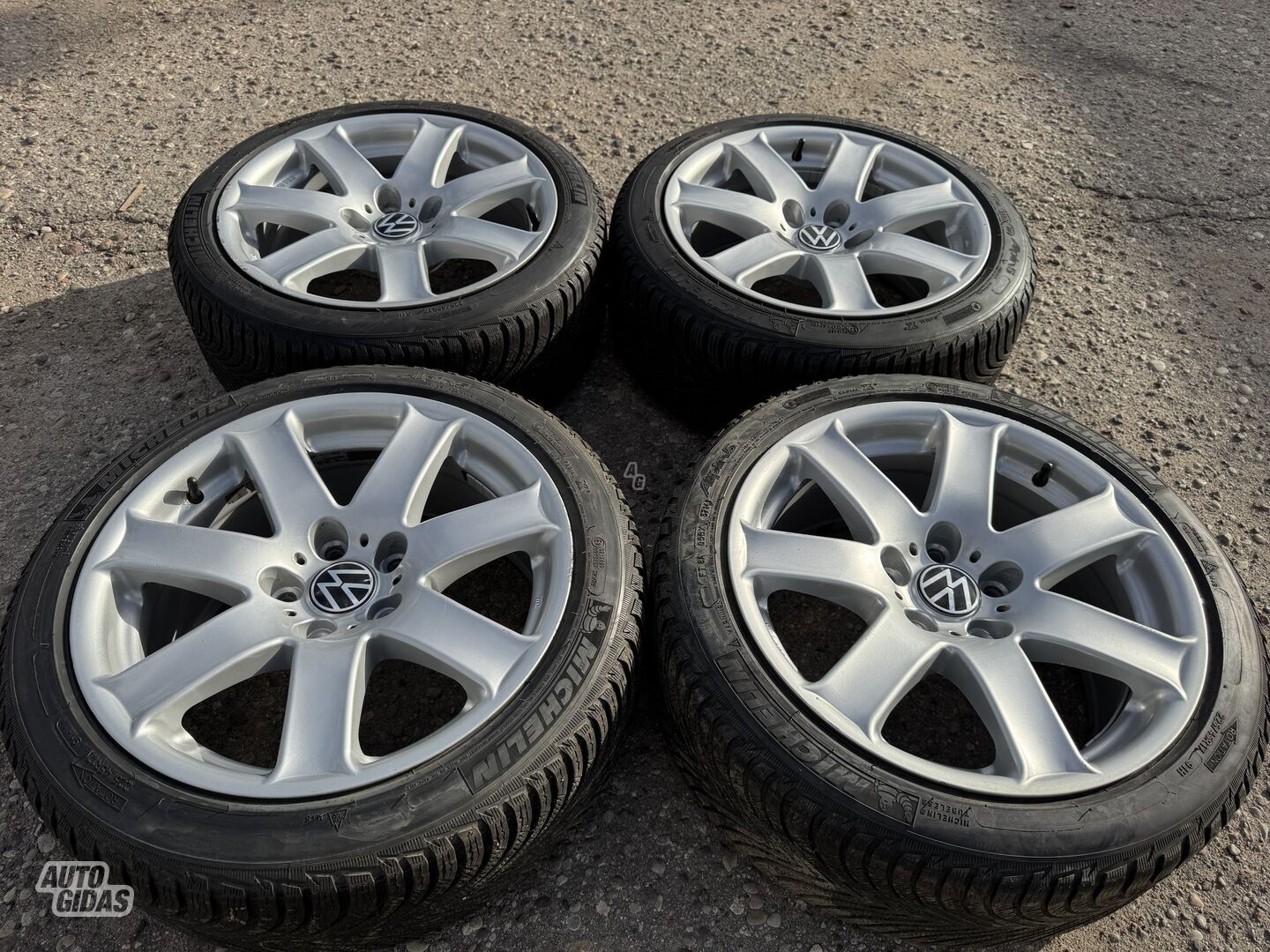 Volkswagen Siunciam, 8J ET30 light alloy R17 rims