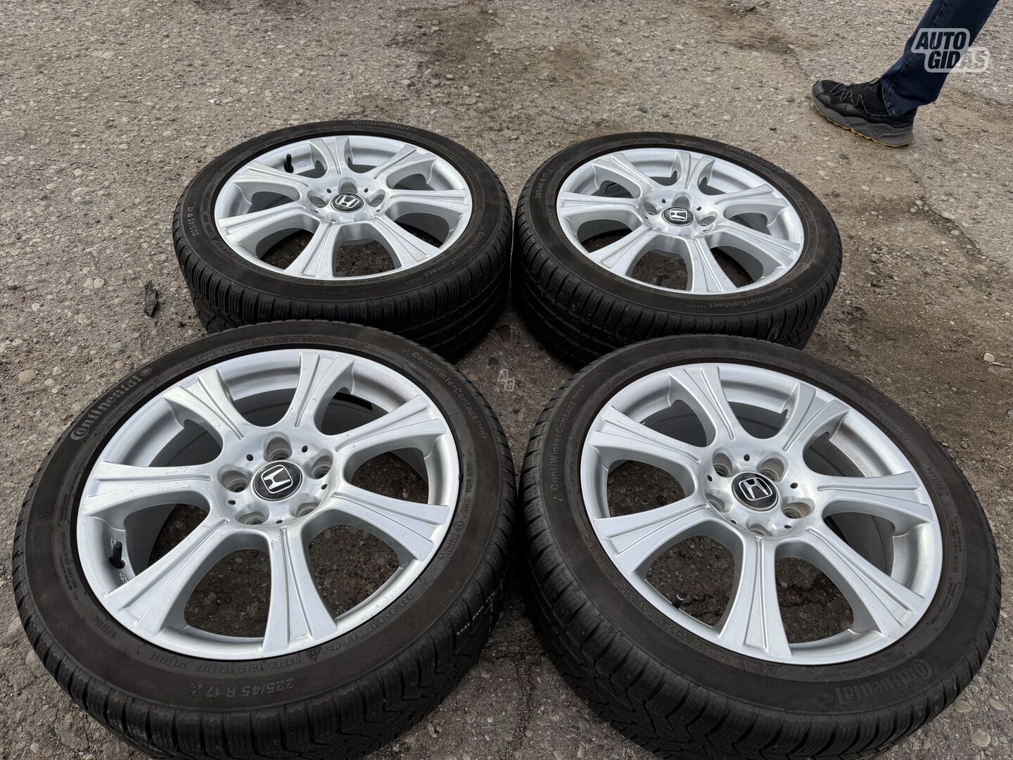 Honda Siunciam, 7J ET49 light alloy R17 rims