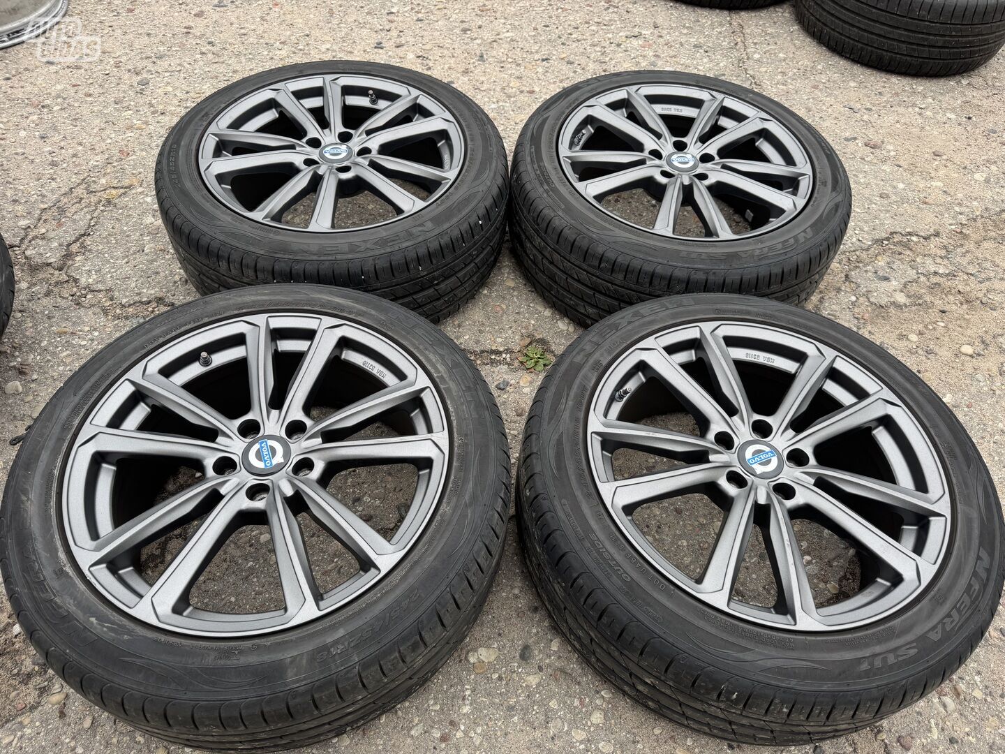 Volvo Siunciam, 8J ET45 light alloy R18 rims