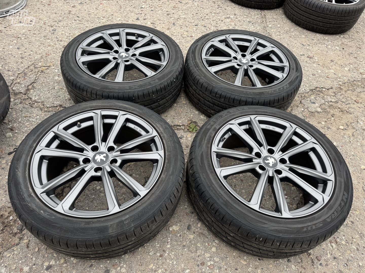 Peugeot Siunciam, 8J ET45 light alloy R18 rims