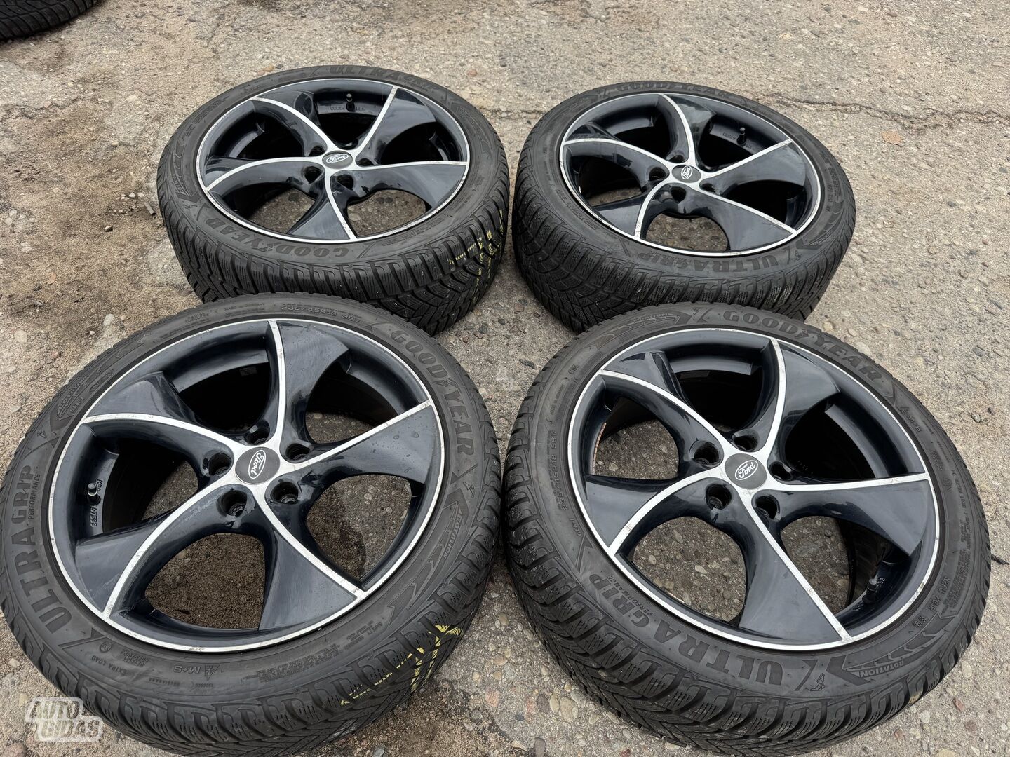 Ford Siunciam, 8J ET43 light alloy R18 rims