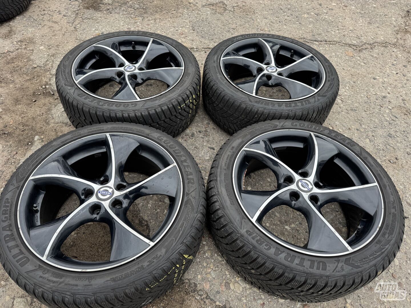 Volvo Siunciam, 8J ET43 light alloy R18 rims